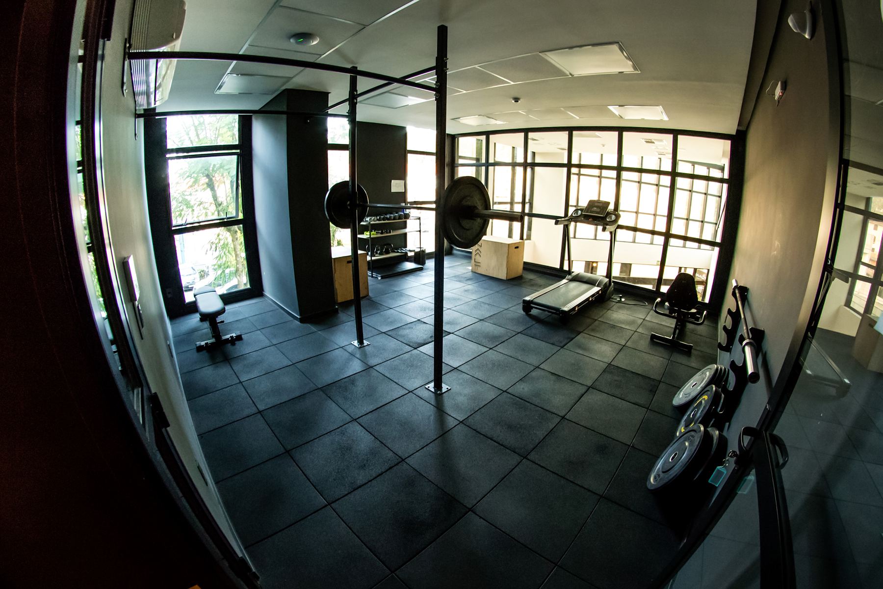 Academia do Naalt Hotel com área de musculação e aeróbico