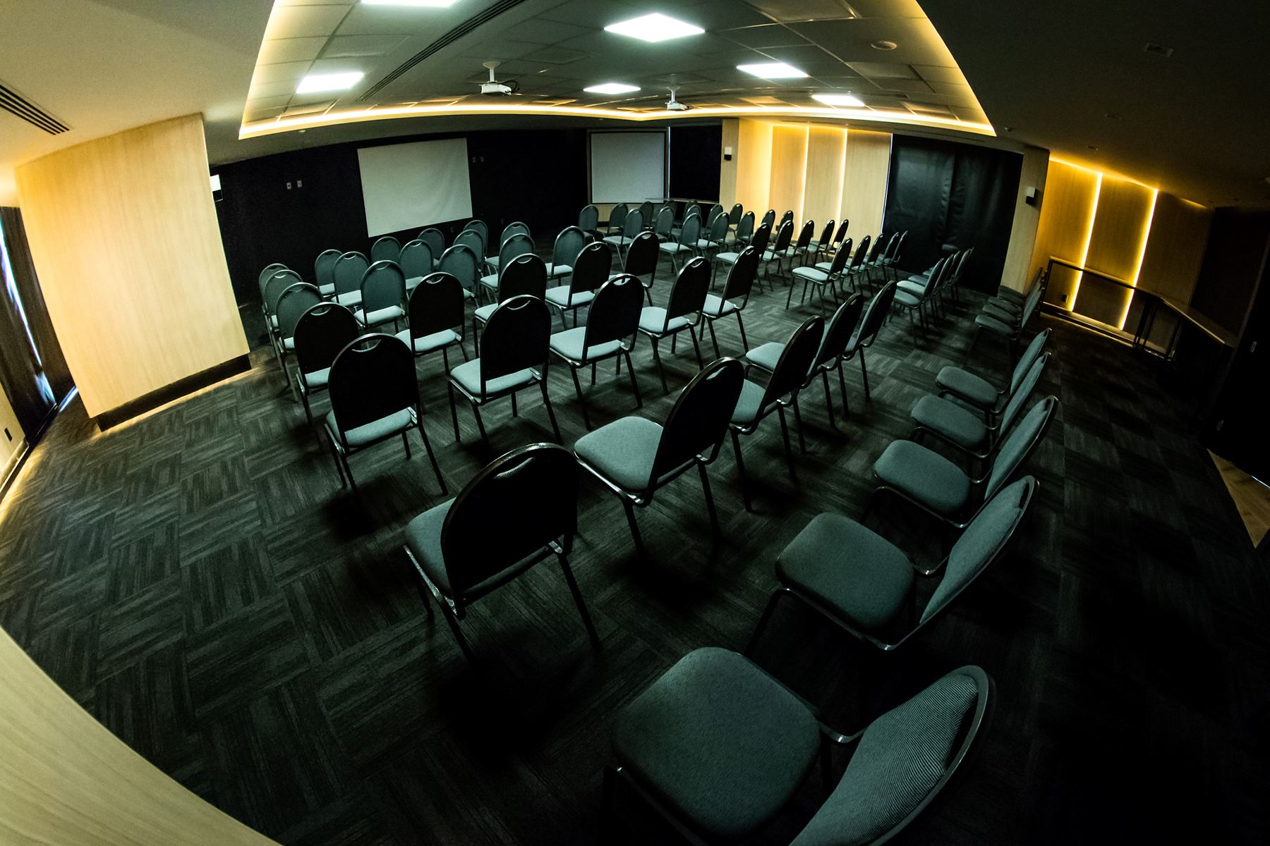 Auditório do Naalt Hotel montado em formato plateia
