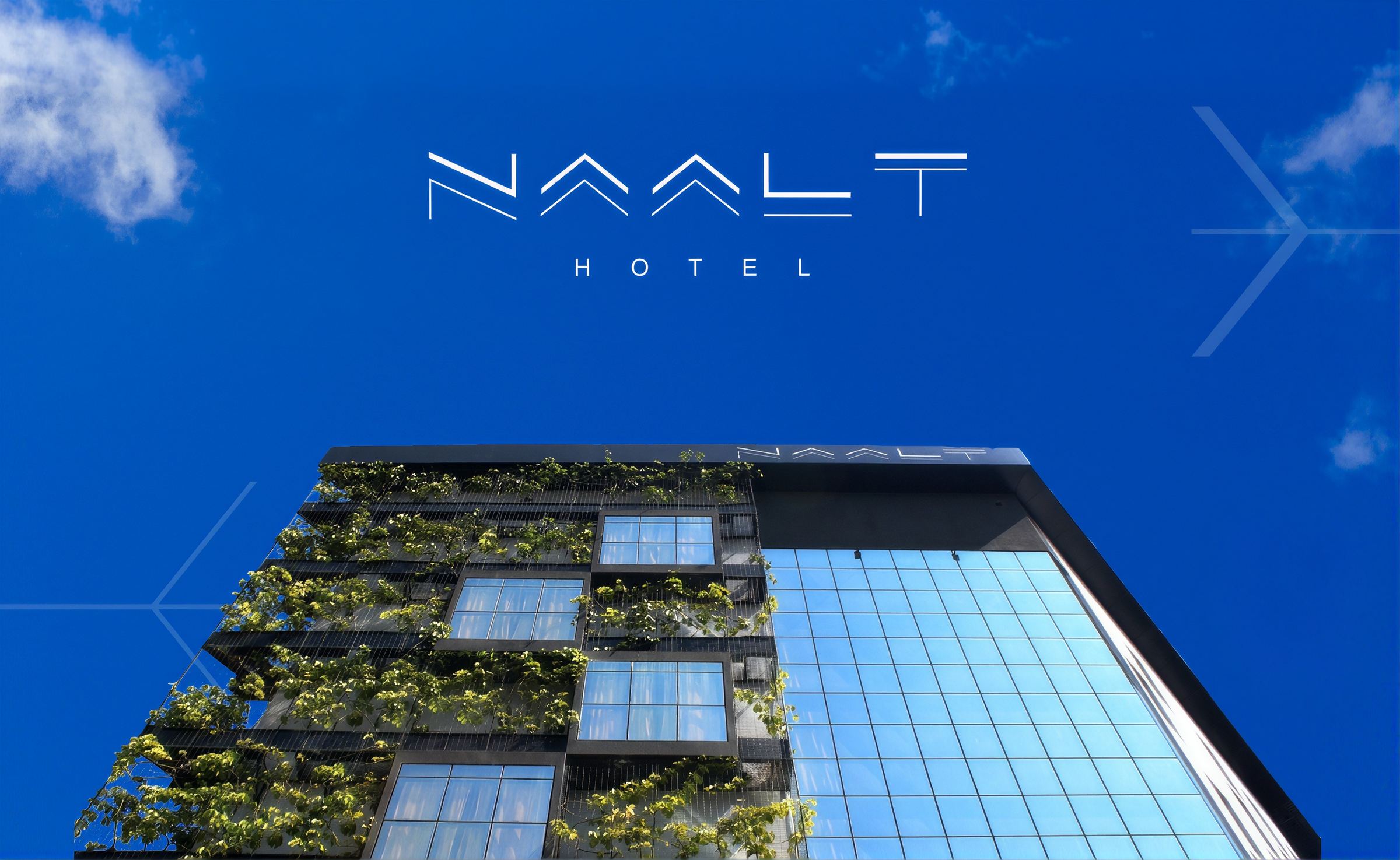 Fachada de vidro do Naalt Hotel com jardim vertical de 250 m², em Joinville