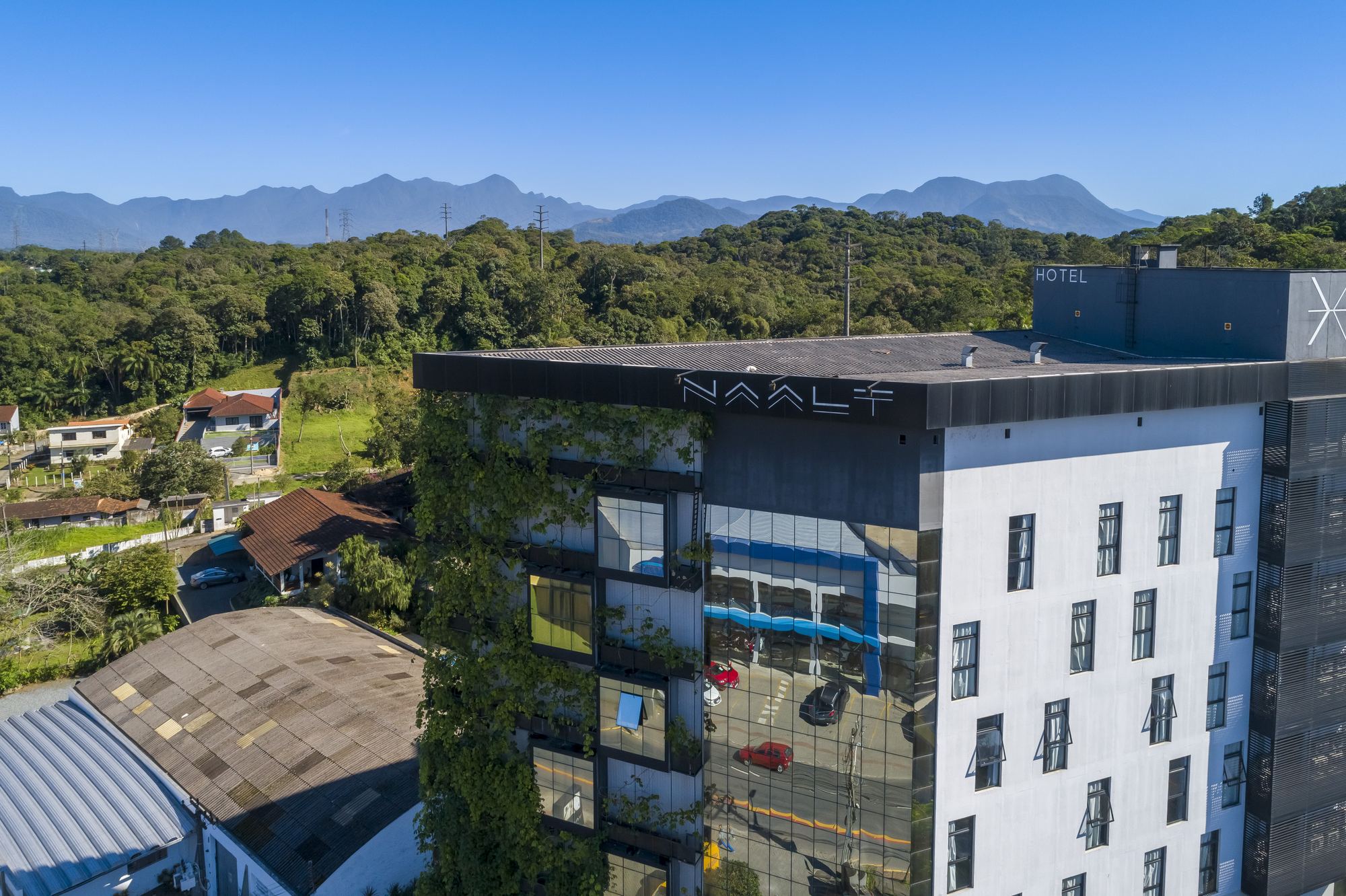 Vista aérea do Naalt Hotel próximo à Expoville, em Joinville