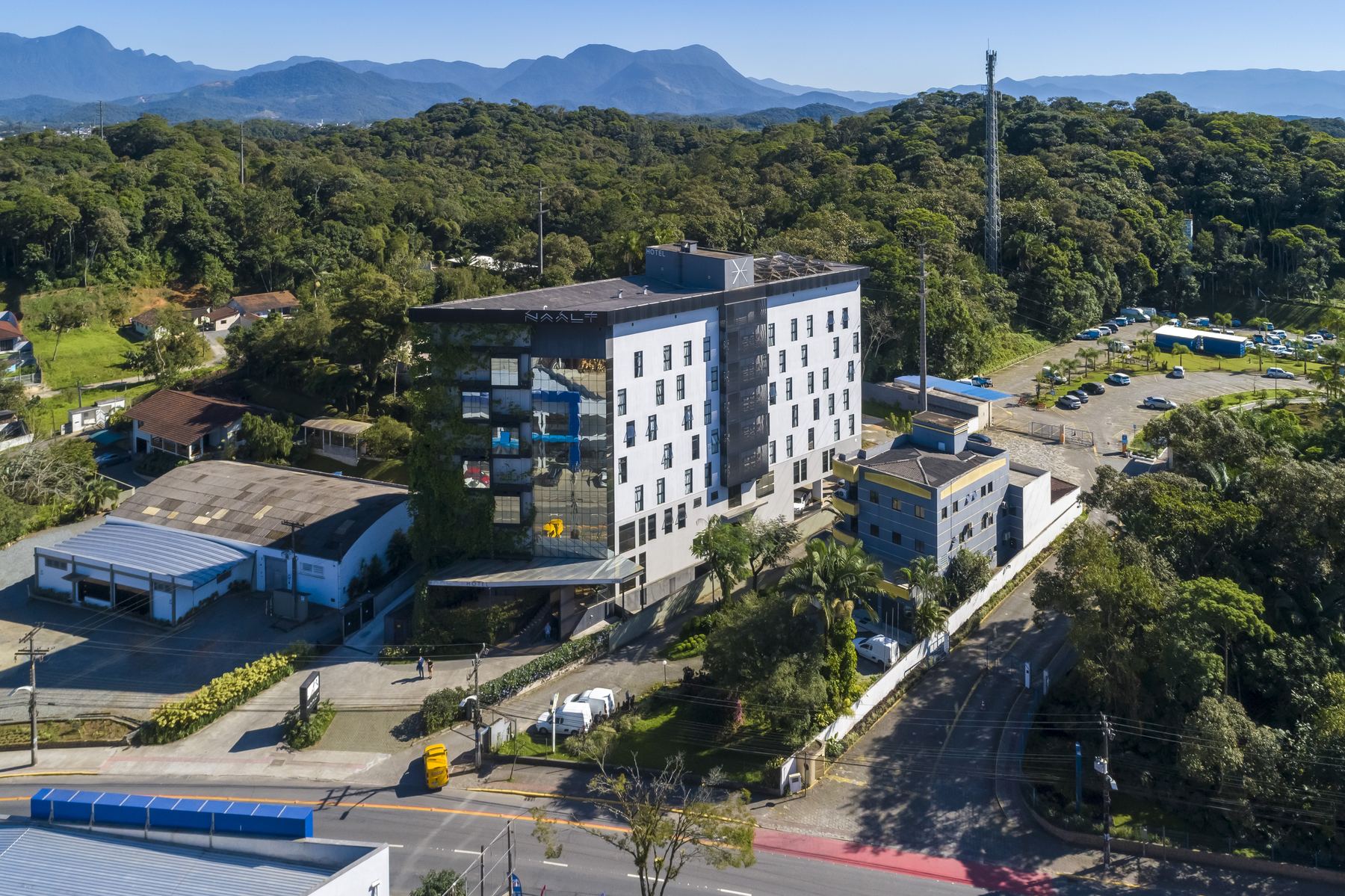 Vista aérea do Naalt Hotel com a serra ao fundo